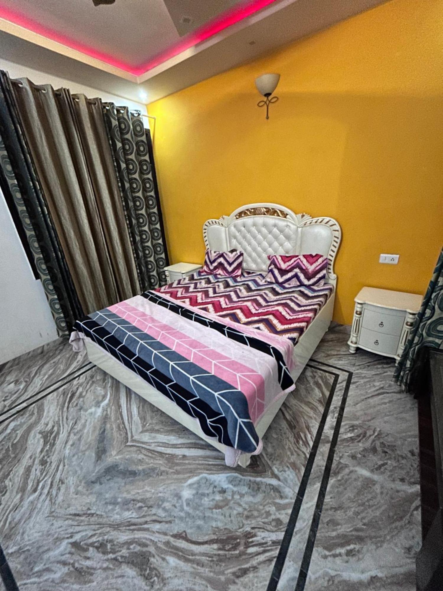 S4 Home Stay -5 Mint From Golden Temple Амритсар Екстериор снимка